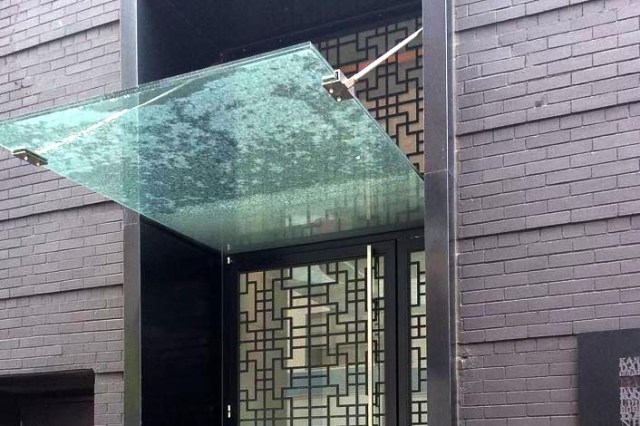 ne_nyc_2013_11_arch_black_chelsea_polly01