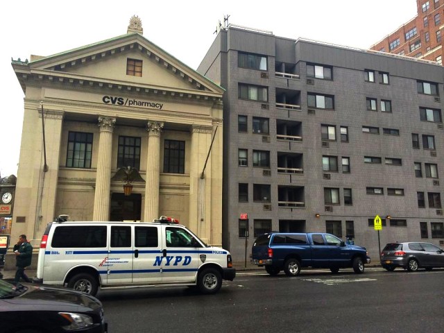 ne_nyc_2013_11_arch_classical_bank_brutalist_neighbor01