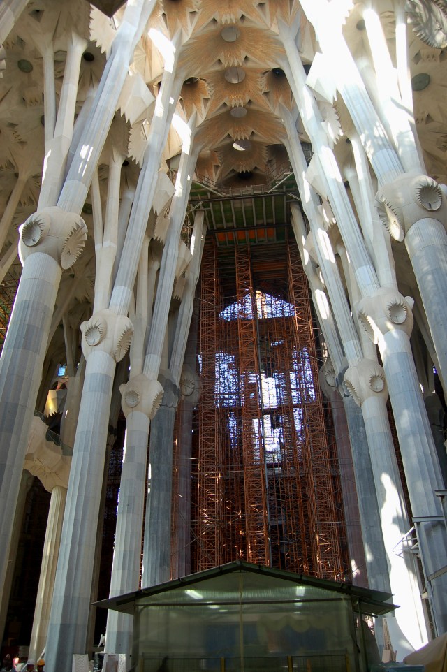 Sagrada_Familia_interior_1